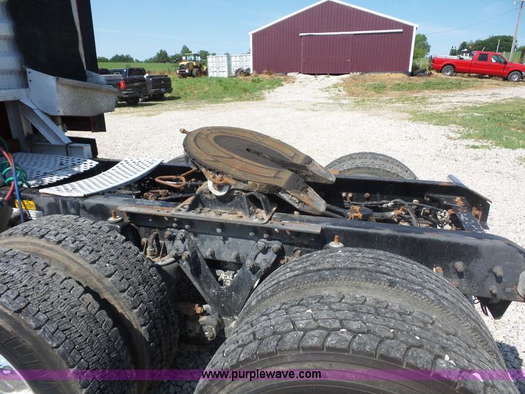 image for item L2876 2000 Kenworth semi truck