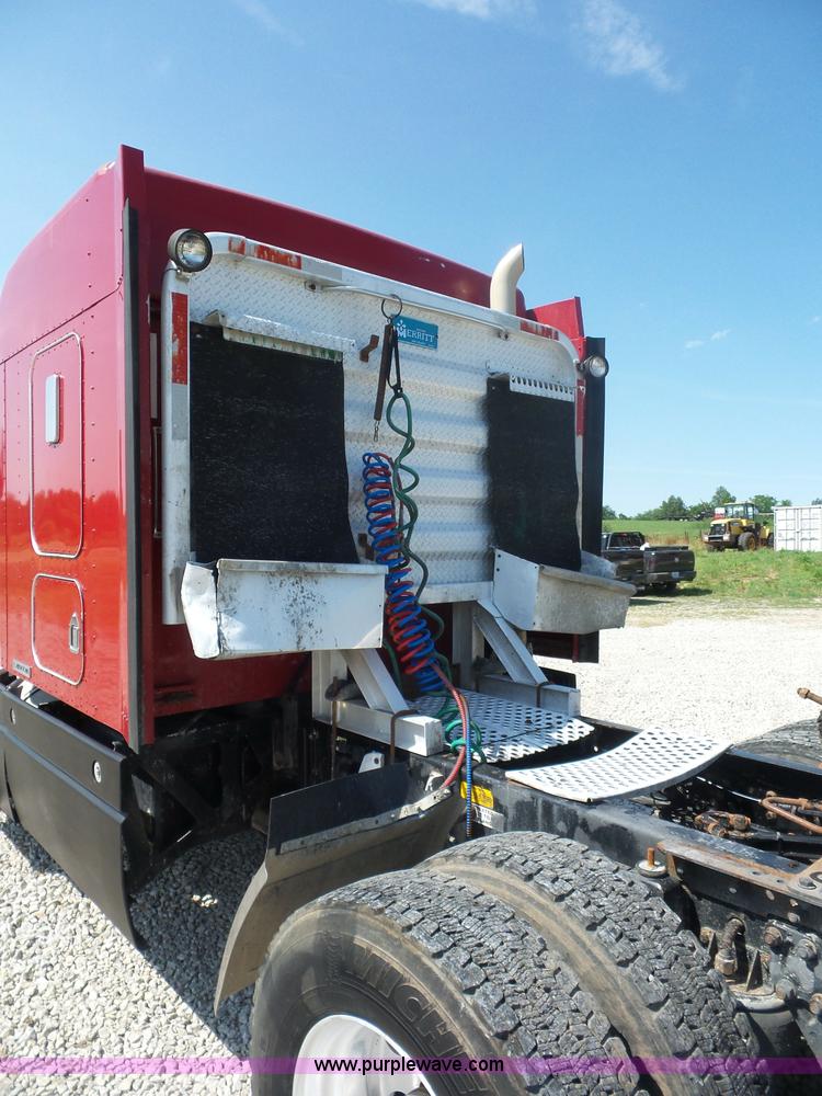 image for item L2876 2000 Kenworth semi truck