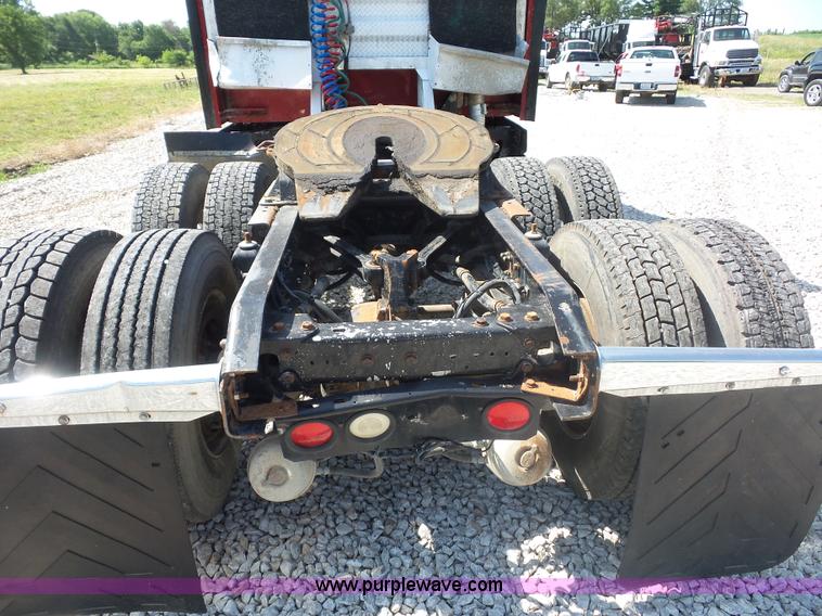 image for item L2876 2000 Kenworth semi truck