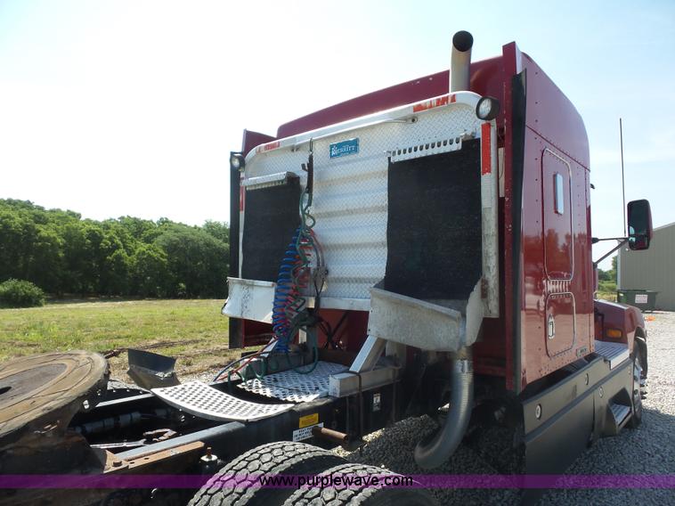 image for item L2876 2000 Kenworth semi truck