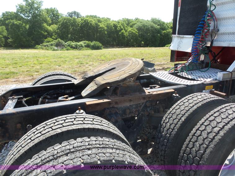 image for item L2876 2000 Kenworth semi truck