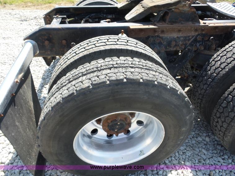 image for item L2876 2000 Kenworth semi truck