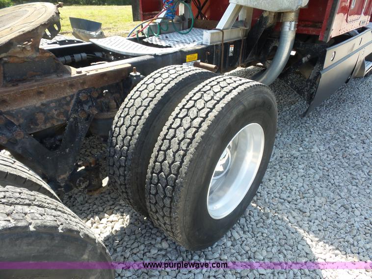 image for item L2876 2000 Kenworth semi truck