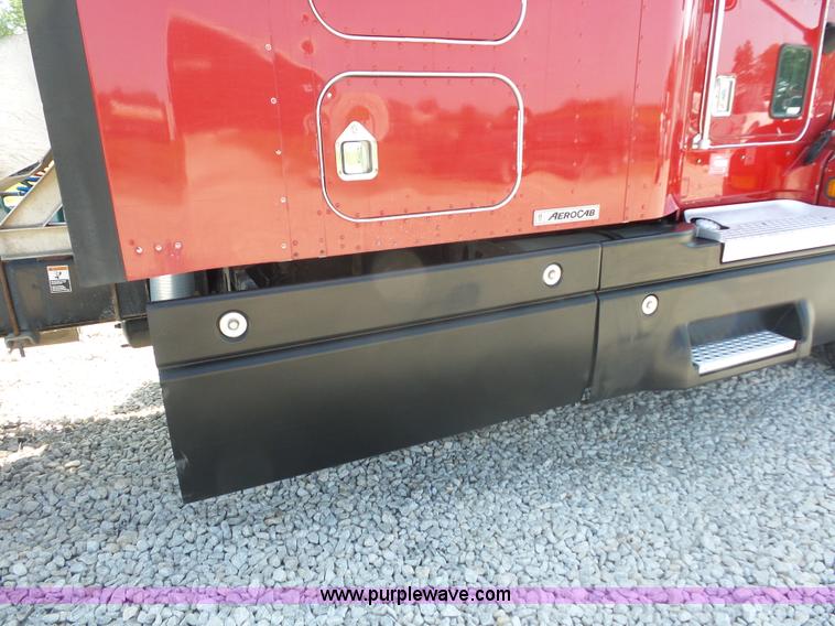 image for item L2876 2000 Kenworth semi truck