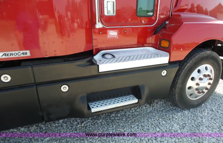 image for item L2876 2000 Kenworth semi truck