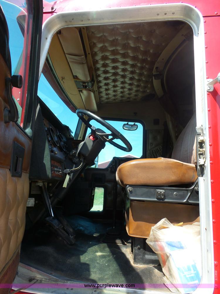 image for item L2876 2000 Kenworth semi truck