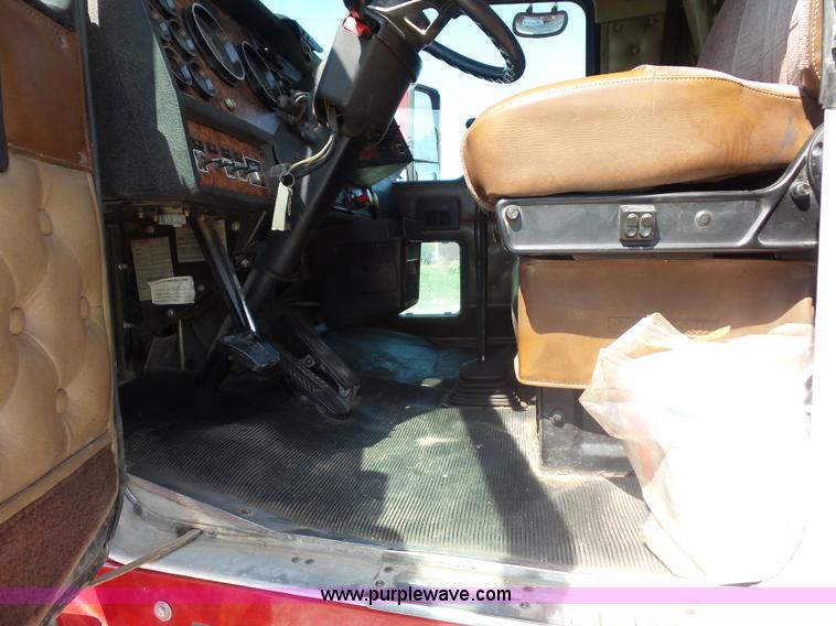 image for item L2876 2000 Kenworth semi truck