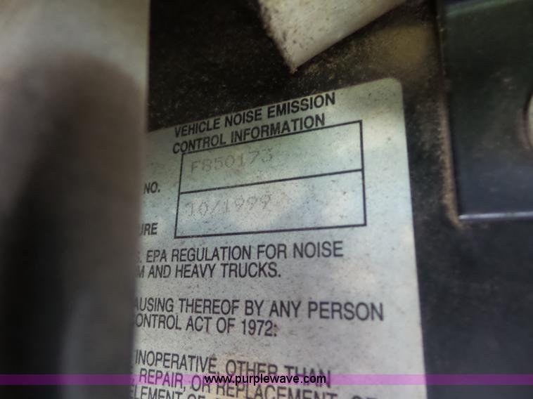 image for item L2876 2000 Kenworth semi truck