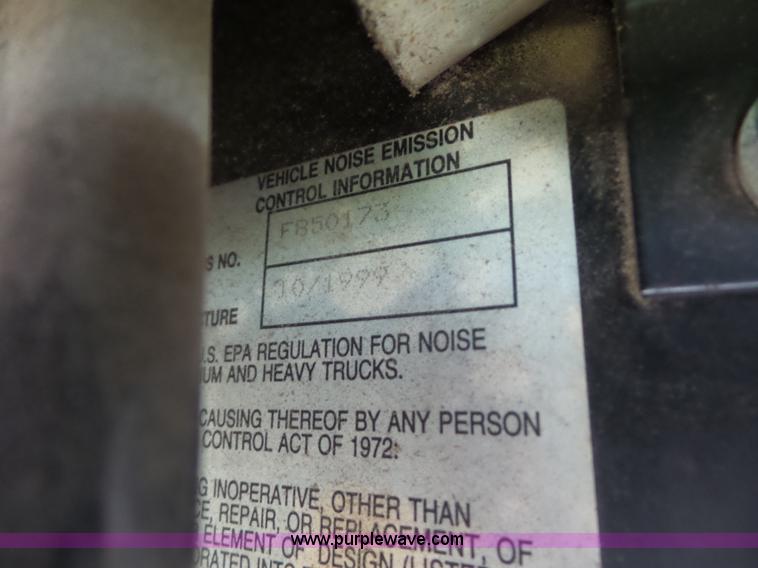 image for item L2876 2000 Kenworth semi truck