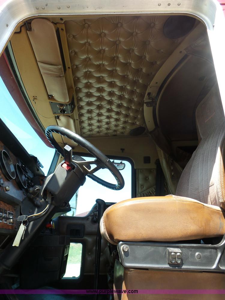 image for item L2876 2000 Kenworth semi truck