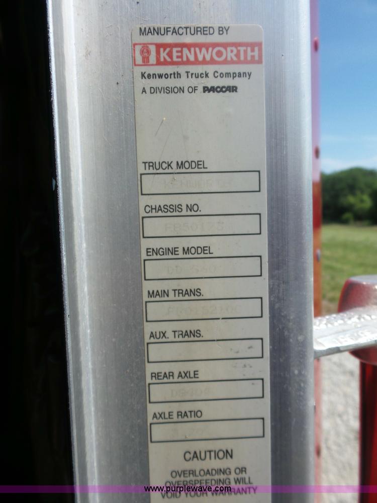 image for item L2876 2000 Kenworth semi truck
