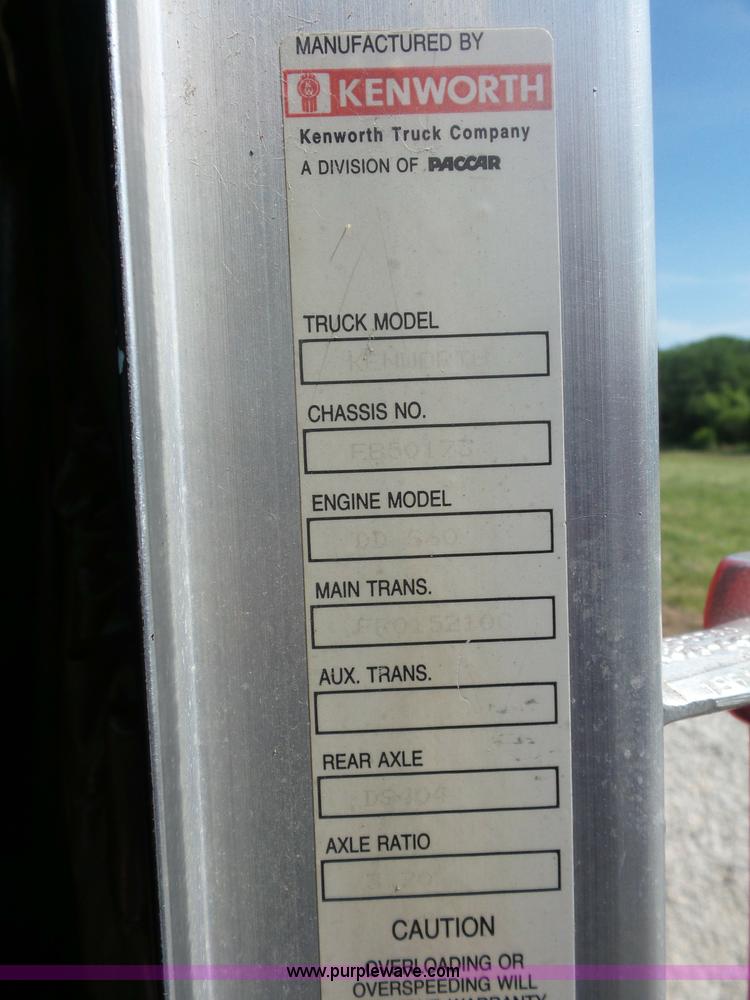 image for item L2876 2000 Kenworth semi truck