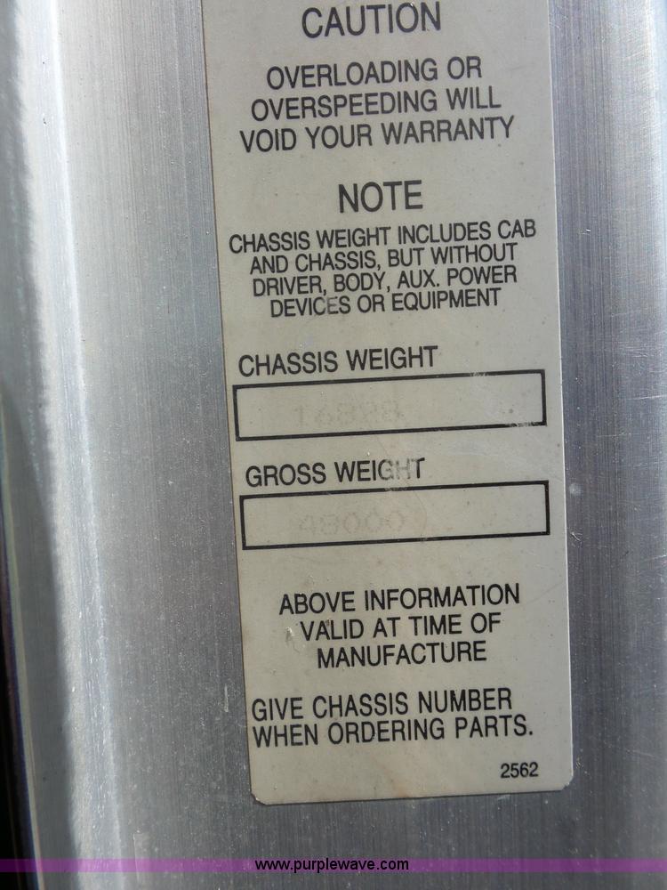 image for item L2876 2000 Kenworth semi truck