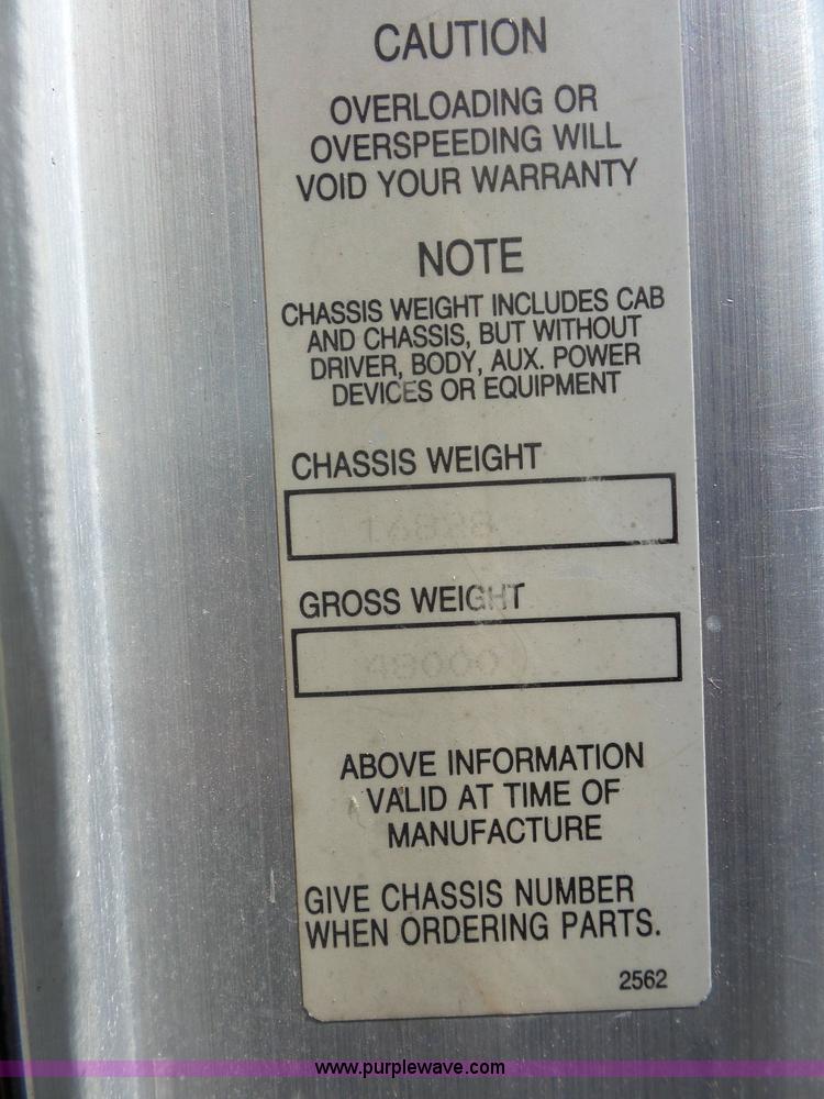 image for item L2876 2000 Kenworth semi truck