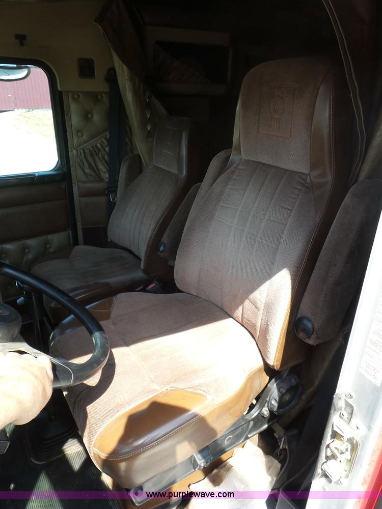 image for item L2876 2000 Kenworth semi truck