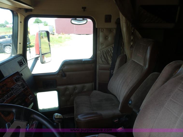 image for item L2876 2000 Kenworth semi truck