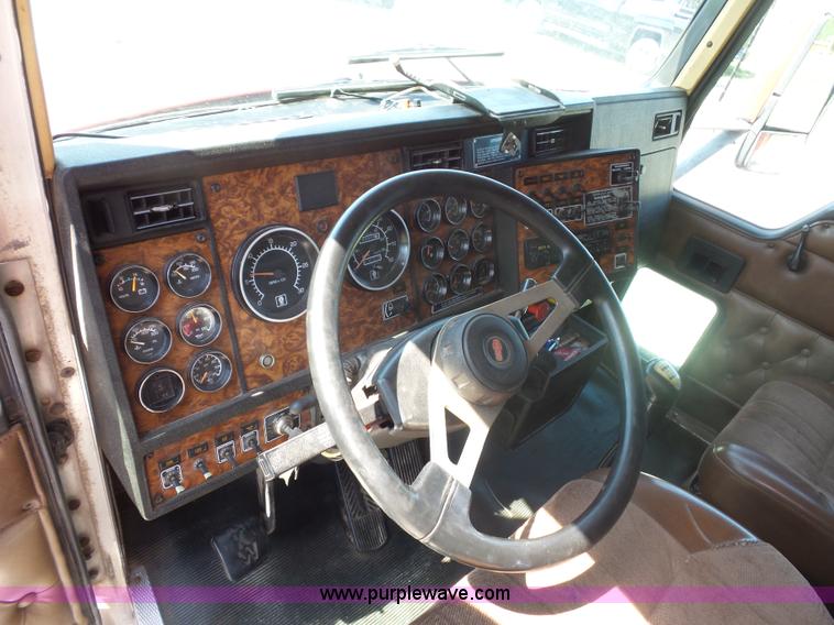 image for item L2876 2000 Kenworth semi truck