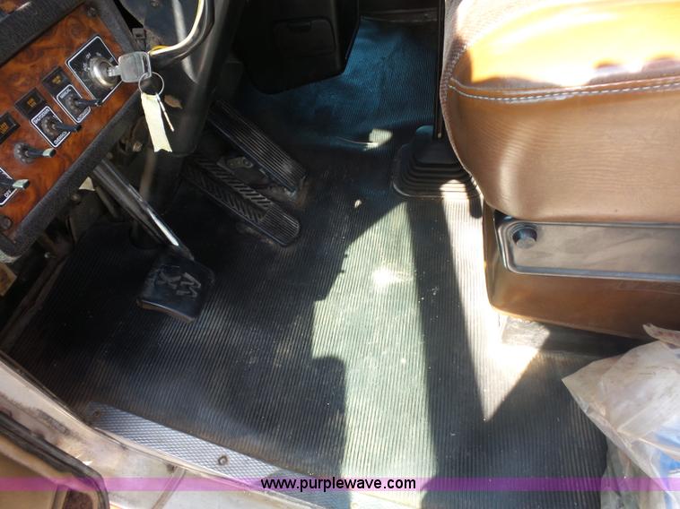 image for item L2876 2000 Kenworth semi truck