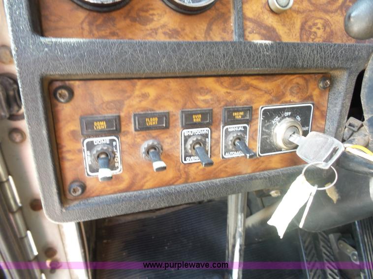 image for item L2876 2000 Kenworth semi truck