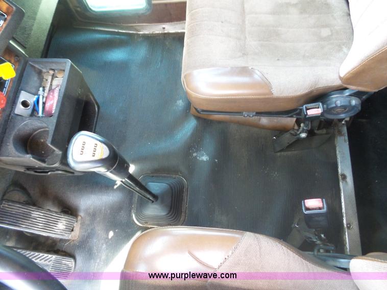 image for item L2876 2000 Kenworth semi truck