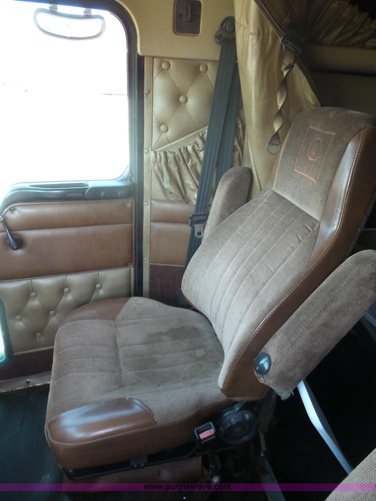 image for item L2876 2000 Kenworth semi truck