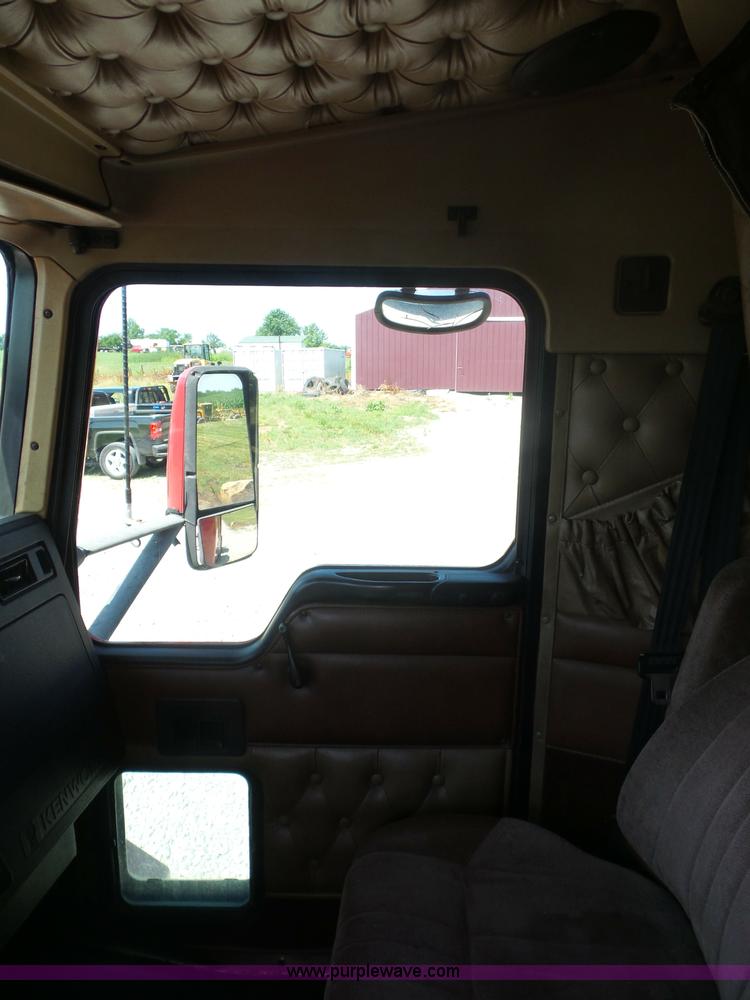 image for item L2876 2000 Kenworth semi truck