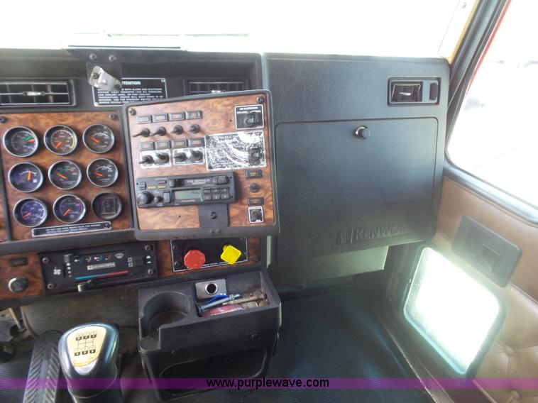 image for item L2876 2000 Kenworth semi truck