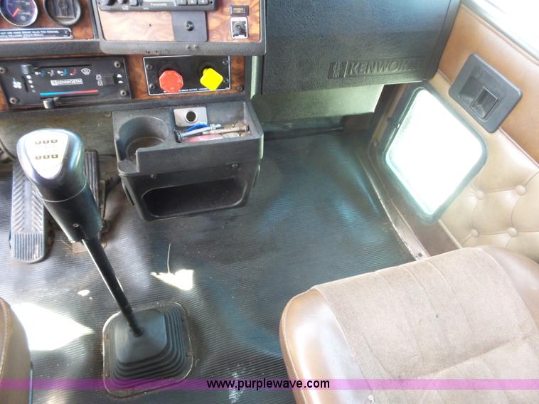 image for item L2876 2000 Kenworth semi truck