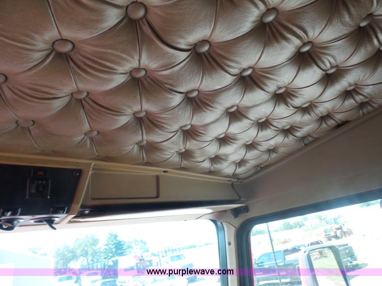 image for item L2876 2000 Kenworth semi truck