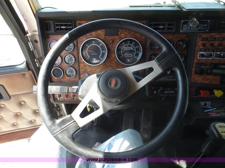 image for item L2876 2000 Kenworth semi truck