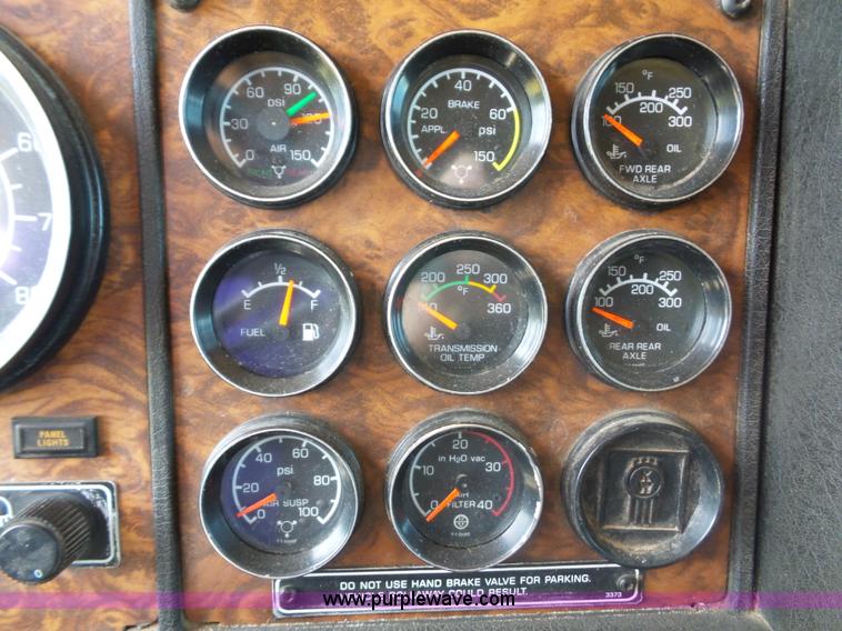 image for item L2876 2000 Kenworth semi truck