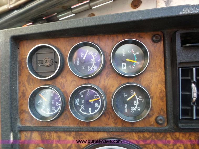 image for item L2876 2000 Kenworth semi truck