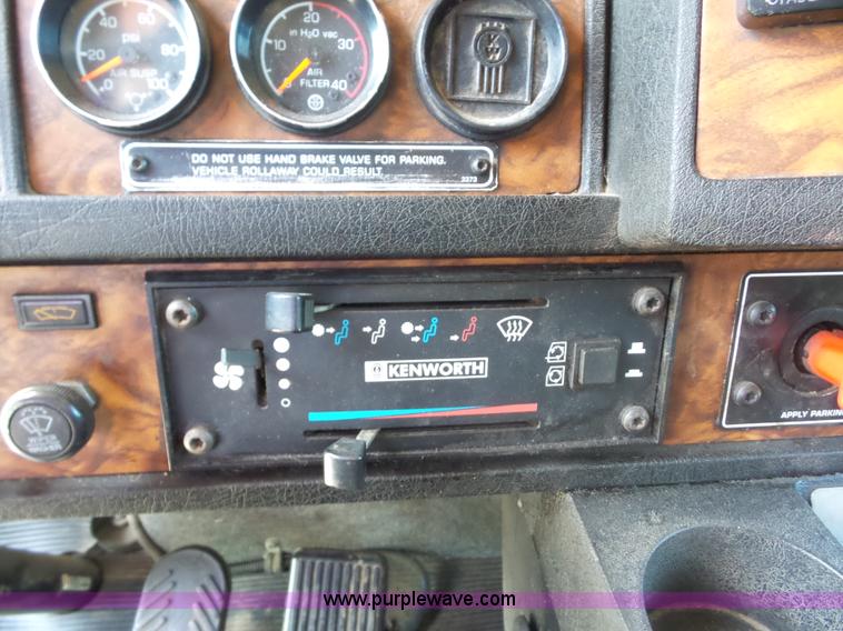 image for item L2876 2000 Kenworth semi truck