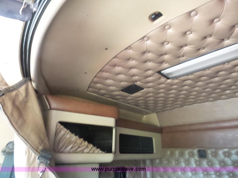 image for item L2876 2000 Kenworth semi truck