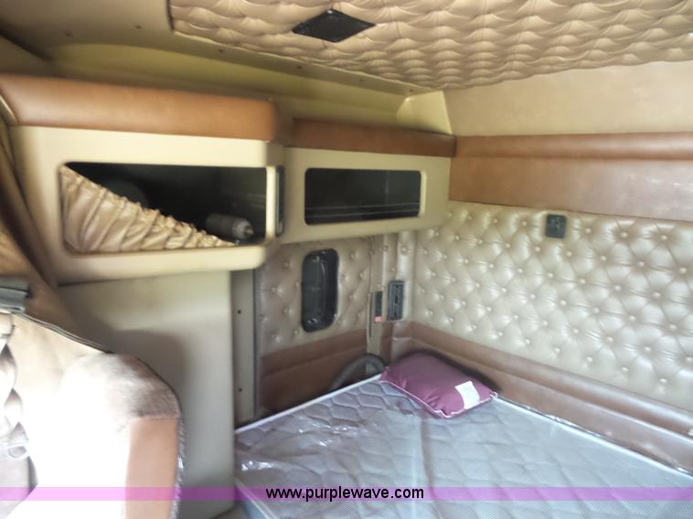 image for item L2876 2000 Kenworth semi truck