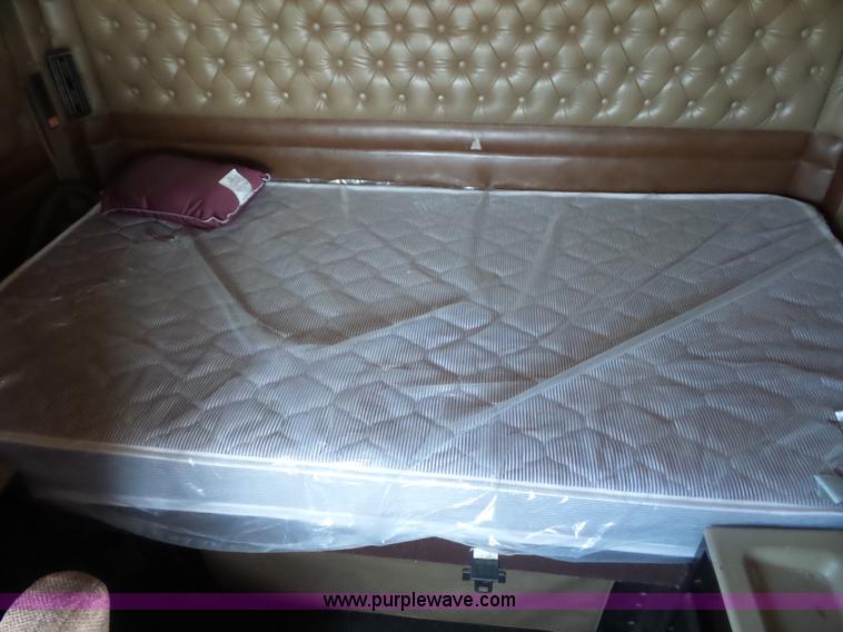 image for item L2876 2000 Kenworth semi truck