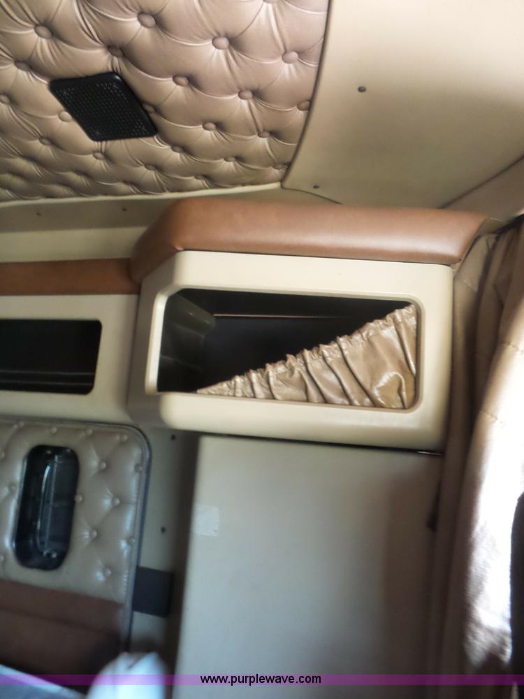 image for item L2876 2000 Kenworth semi truck