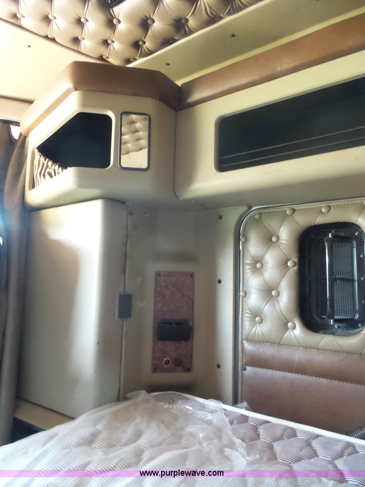 image for item L2876 2000 Kenworth semi truck