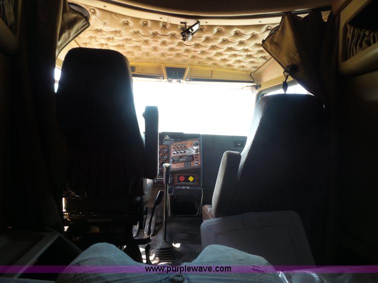 image for item L2876 2000 Kenworth semi truck