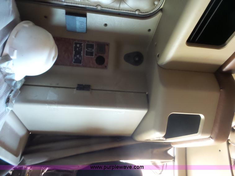 image for item L2876 2000 Kenworth semi truck