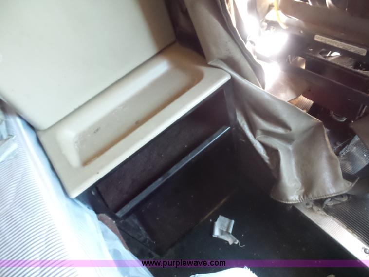 image for item L2876 2000 Kenworth semi truck