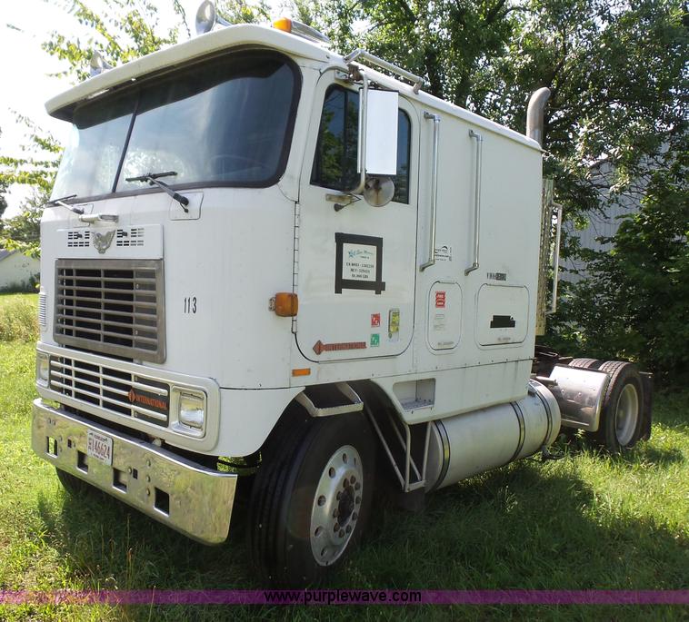 image for item L4830 1987 International CO-9670 Eagle semi truck