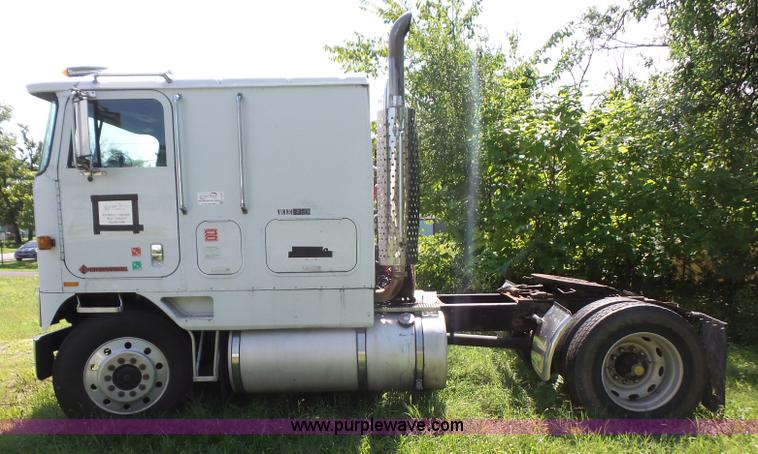 image for item L4830 1987 International CO-9670 Eagle semi truck