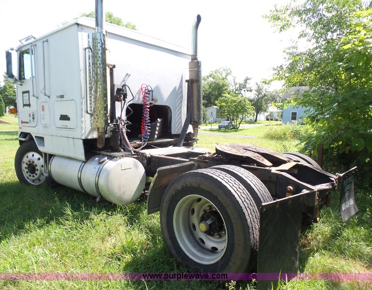image for item L4830 1987 International CO-9670 Eagle semi truck
