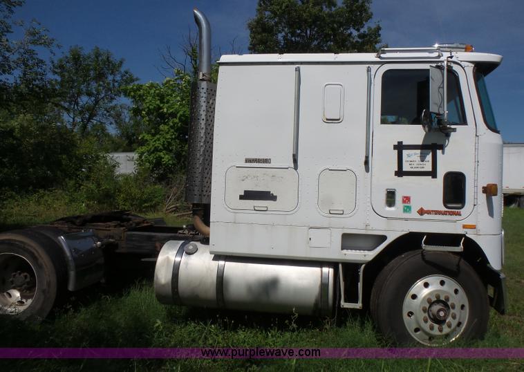 image for item L4830 1987 International CO-9670 Eagle semi truck