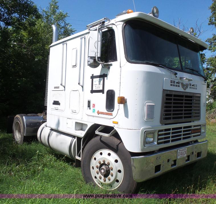 image for item L4830 1987 International CO-9670 Eagle semi truck