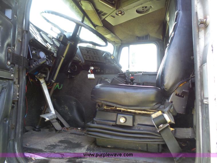 image for item L4830 1987 International CO-9670 Eagle semi truck