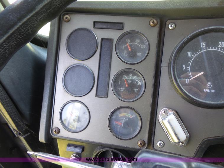 image for item L4830 1987 International CO-9670 Eagle semi truck