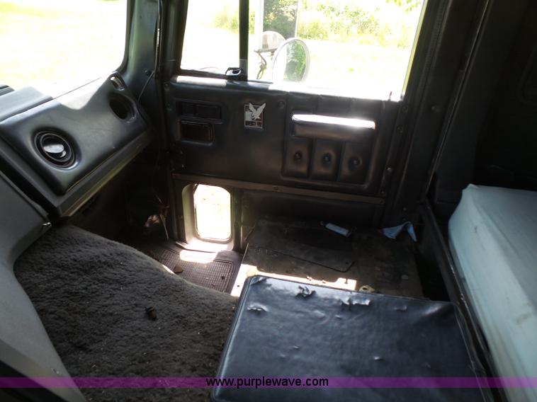 image for item L4830 1987 International CO-9670 Eagle semi truck