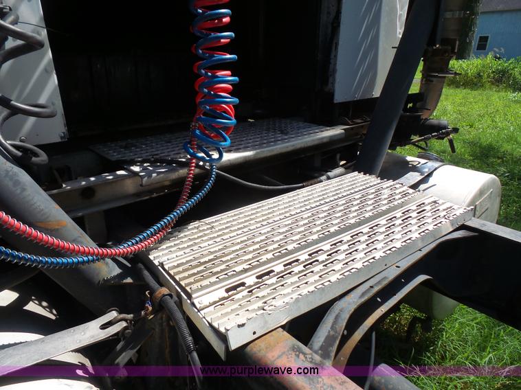 image for item L4830 1987 International CO-9670 Eagle semi truck